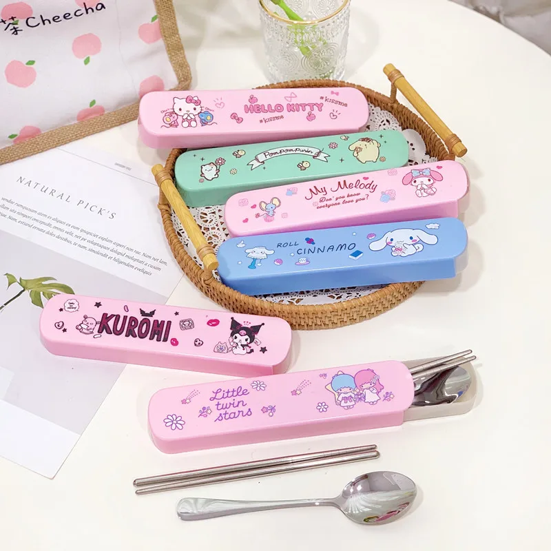 

Набор рисовой посуды Kawaii Sanrio из мультфильма, ложка и вилка для студентов, набор из двух предметов для путешествий на открытом воздухе, порта...