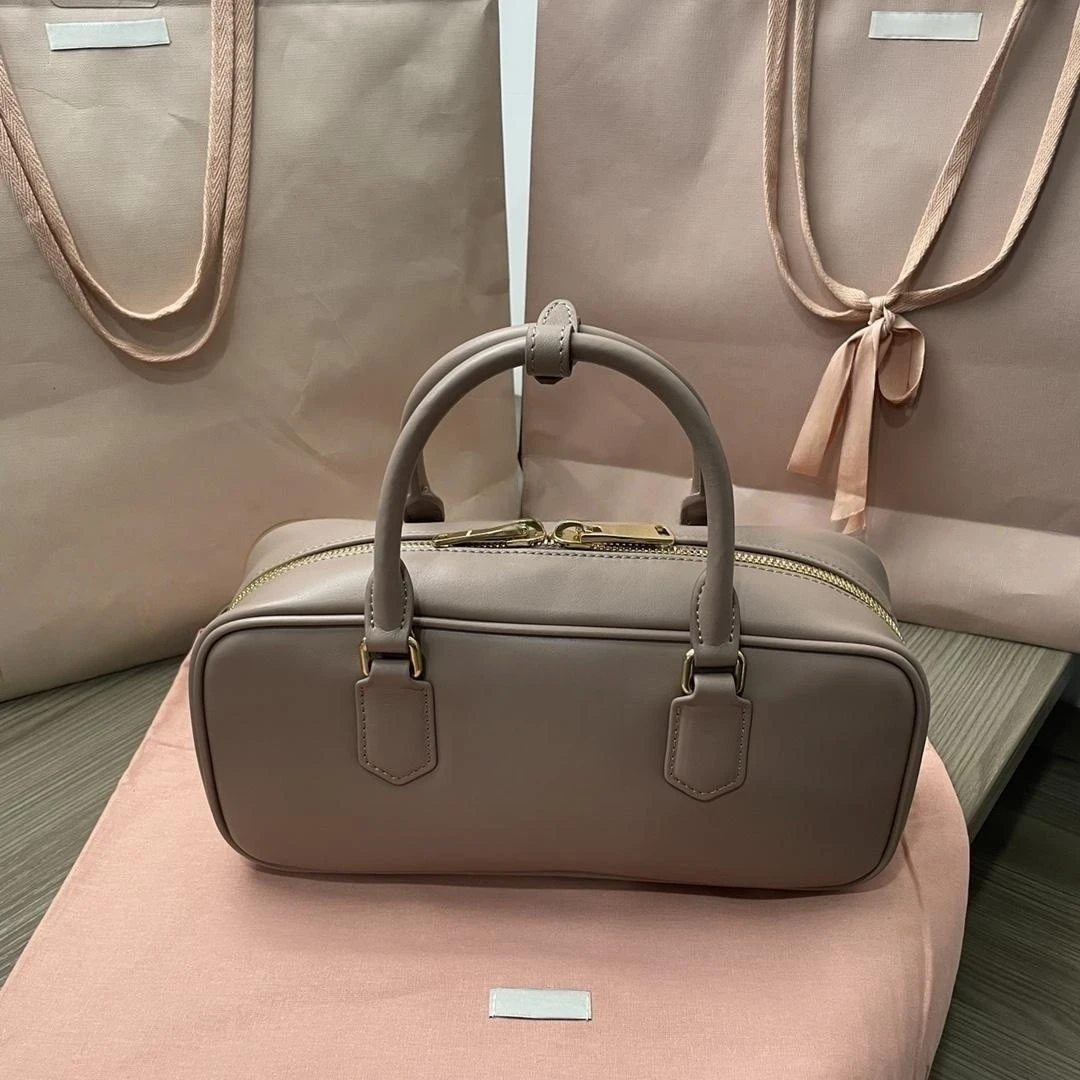 

Boutique ladies handbag, bowling bag, top imported calf leather to create, removable adjustable shoulder strap