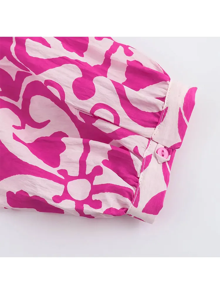 Женское мини-платье с V-образным вырезом и поясом