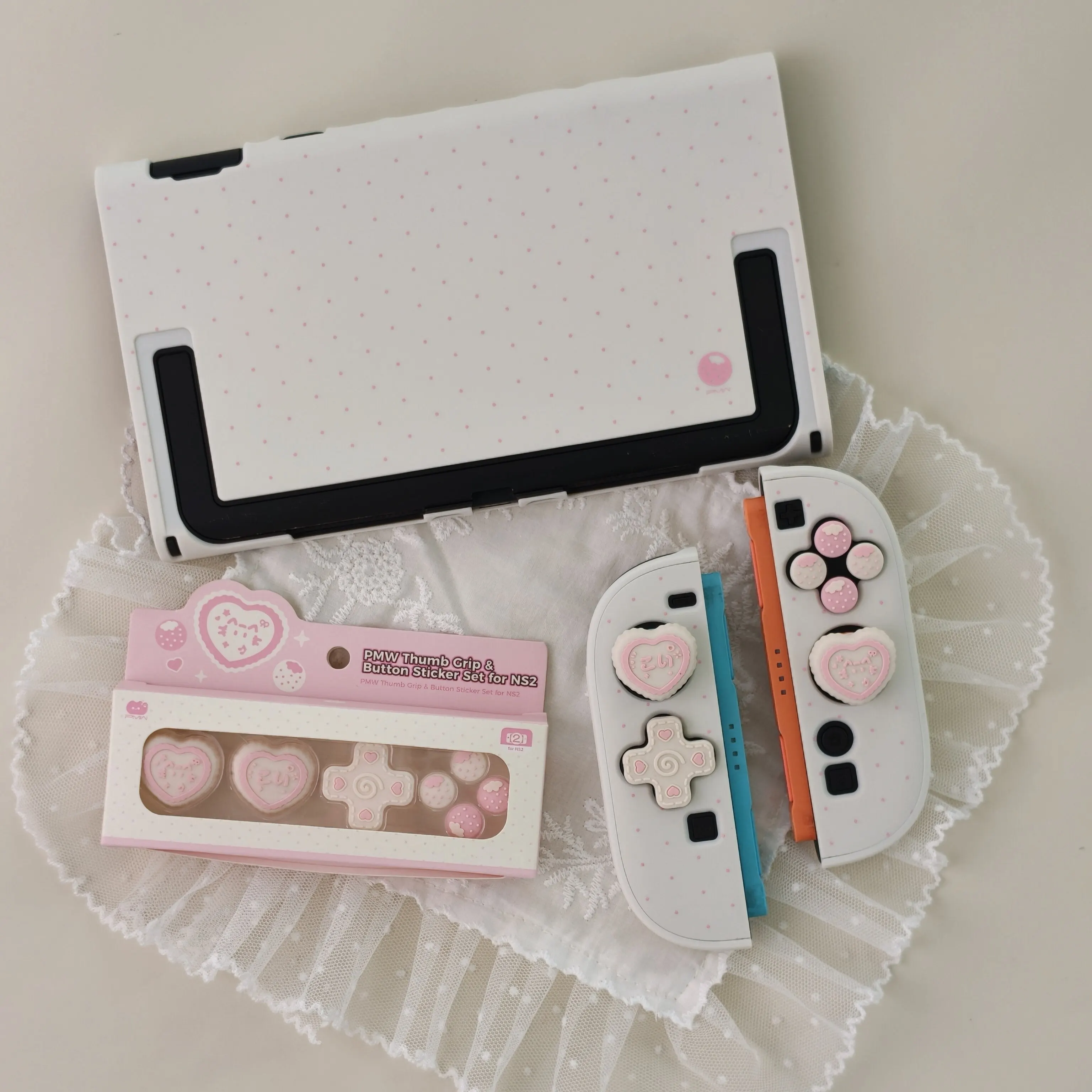 Фото Защитный чехол Cute Switch 2 для NS2, розовый в горошек, жесткий корпус с накладками на стики, наклейками на кнопки и противоскользящим покрытием №2