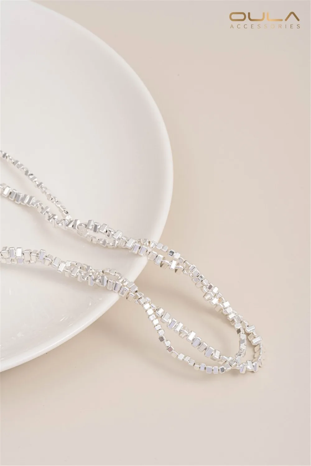 Покрытые искусственными треугольниками маленькие сломанные золотые бусины