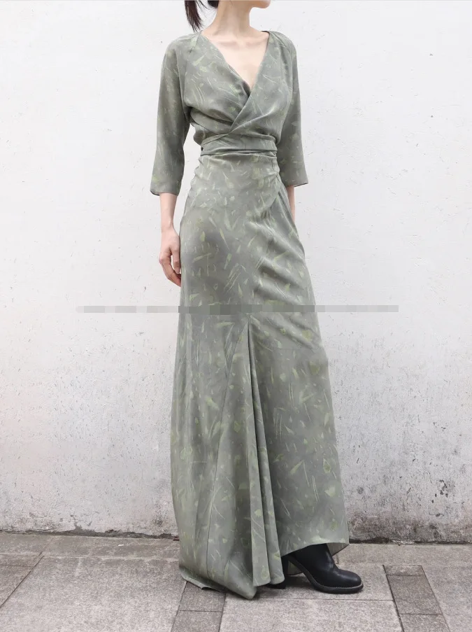 

Женское шелковое платье с V-образным вырезом и высокой талией