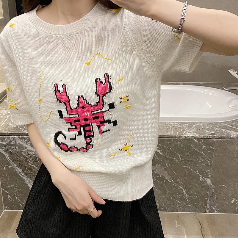 Рисунок 2 - Женский трикотажный свитер с вышивкой