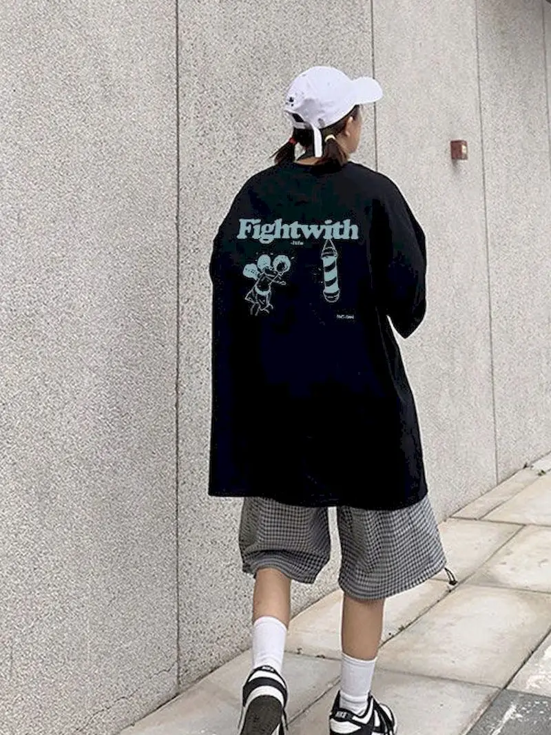 

Женская футболка, мужская и женская одежда 2022, темная Женская свободная футболка с принтом и коротким рукавом, летние топы для пар, Корейска...