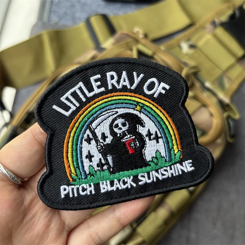 Фото Тактическая вышитая нашивка «LITTLE PAY OF PITCH BLACK SUNSHINE» с черепом, моральный шеврон на липучке для рюкзака и нарукавная нашивка №2