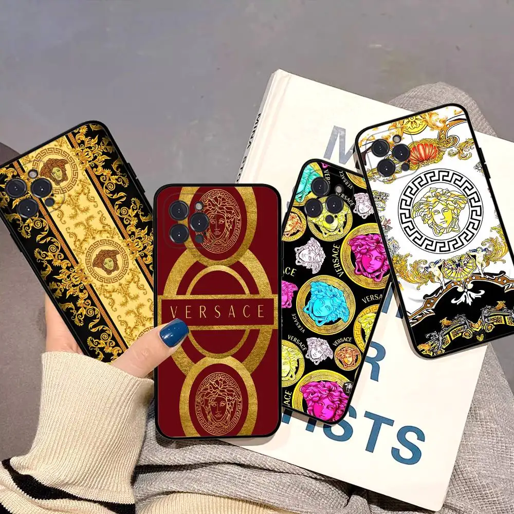 Фото Модный и роскошный чехол V-Versace для iPhone 17 16 15 14 13 12 11 Pro Max Plus Mini, силиконовый, черный №4