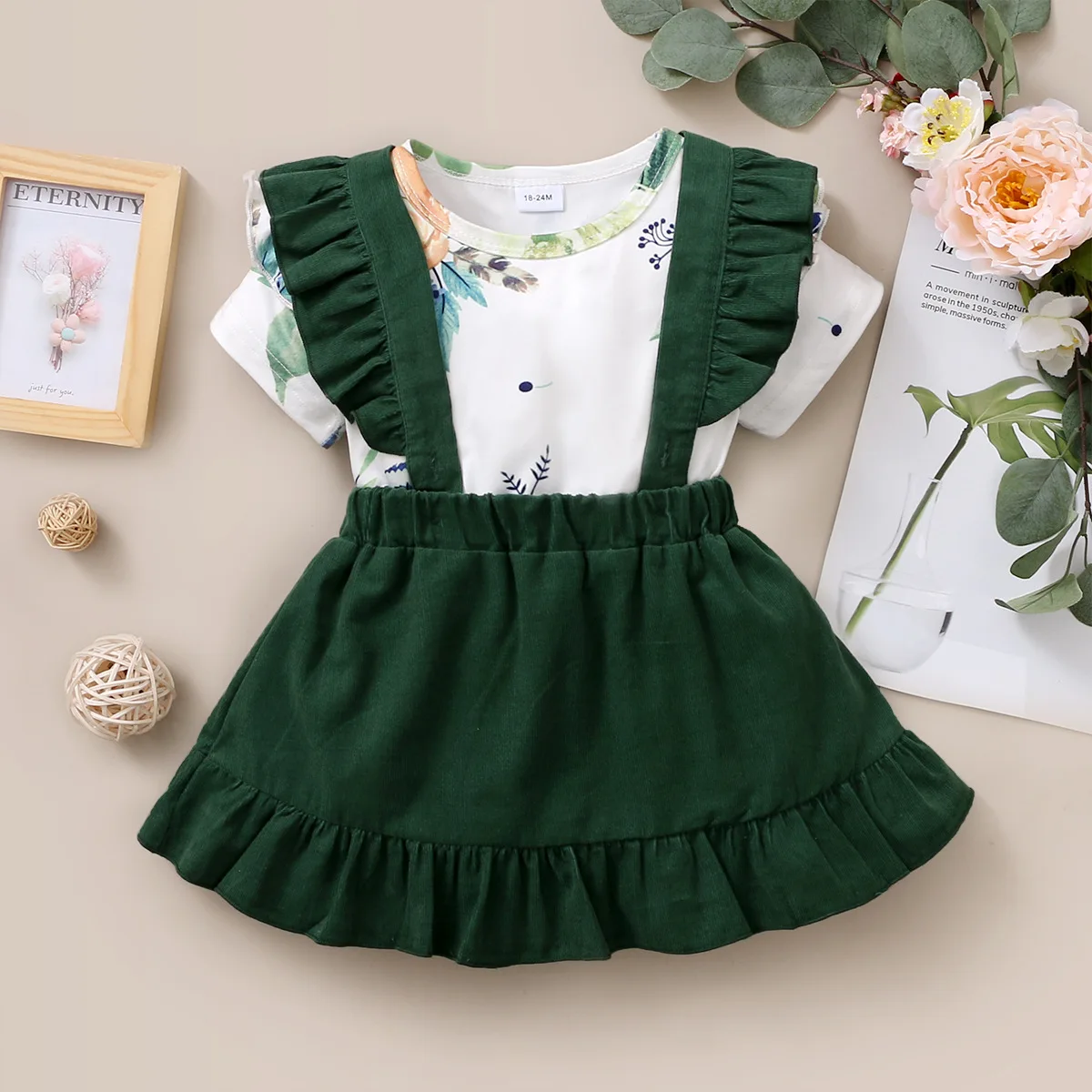 

Комплект детской одежды из футболки с оборками и юбки