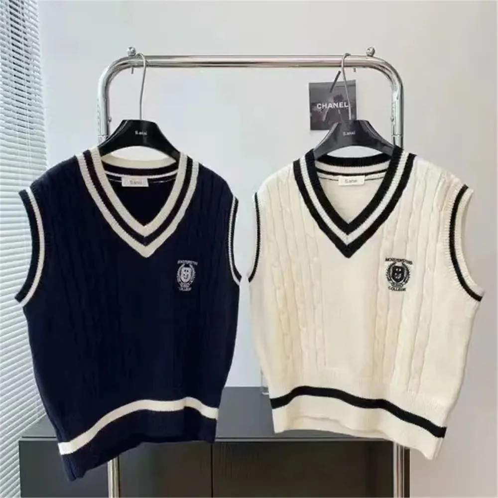 Женский свитер оверсайз в стиле преппи с V-образным вырезом