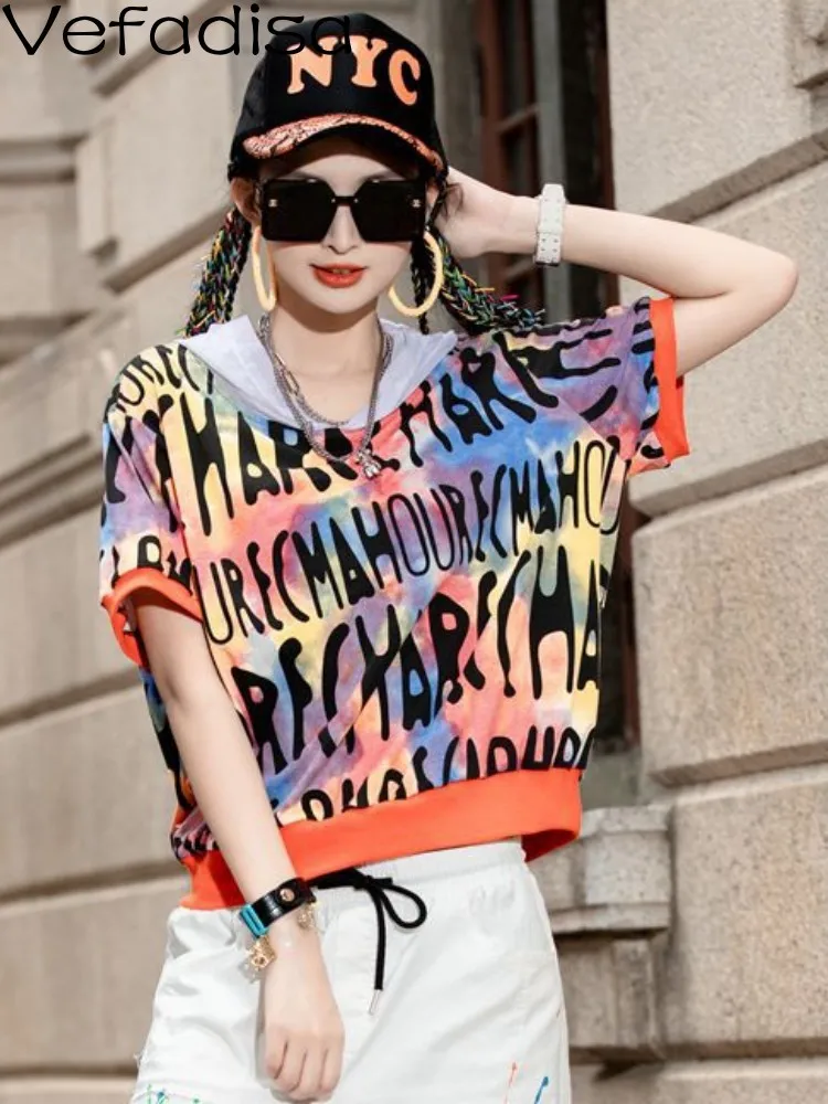 

Женская футболка с капюшоном, коротким рукавом и принтом