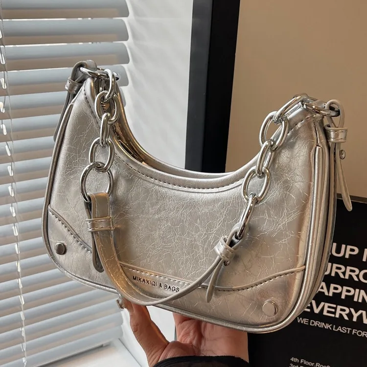 Женская сумка 2024 летняя новая модная нишевая портативная сумка-багет на цепочке