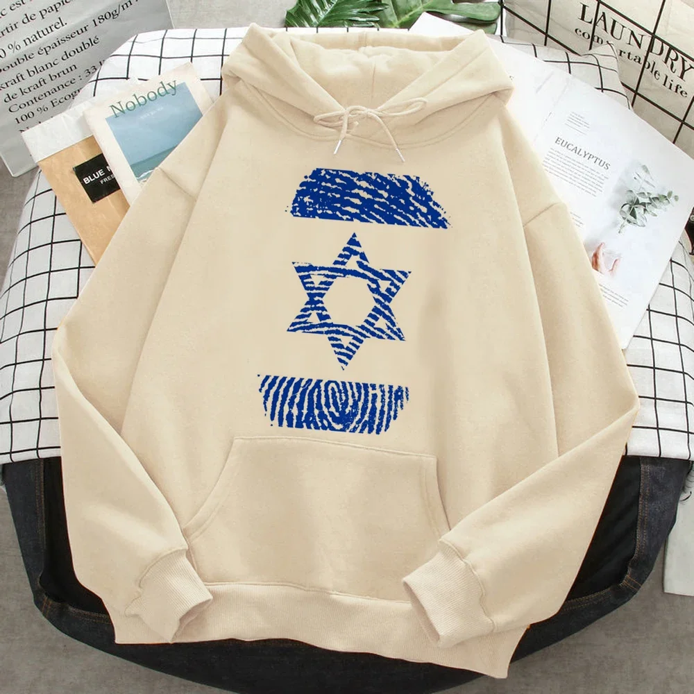 

Женский зимний свитер с капюшоном и графическим принтом