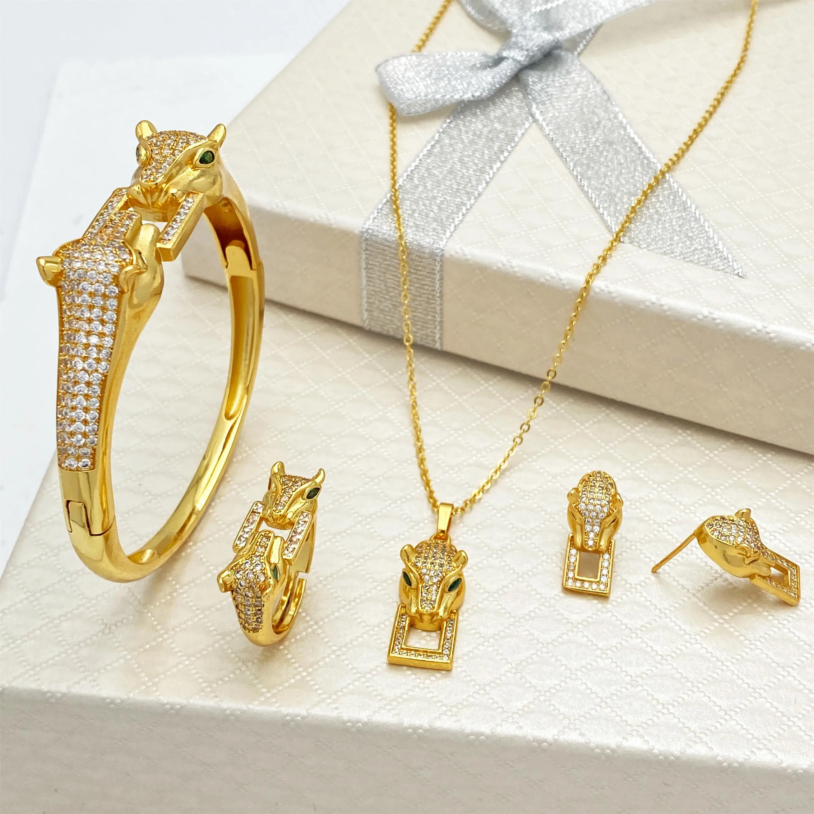 Женский свадебный ювелирный комплект из колье кольца браслета и сережек