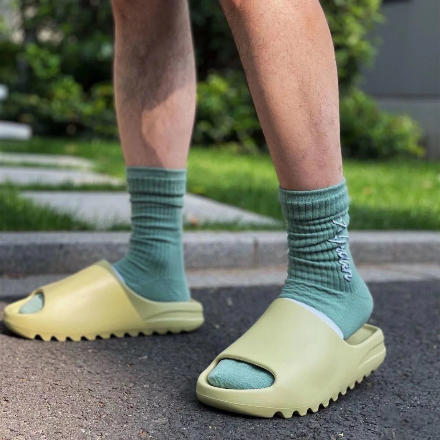 Women Luxury Brand Summer Slippers Indoor High Soft Bottom Sandals Slides Light Beach Shoes Couple Flip Flops Boost Bone FZ5897