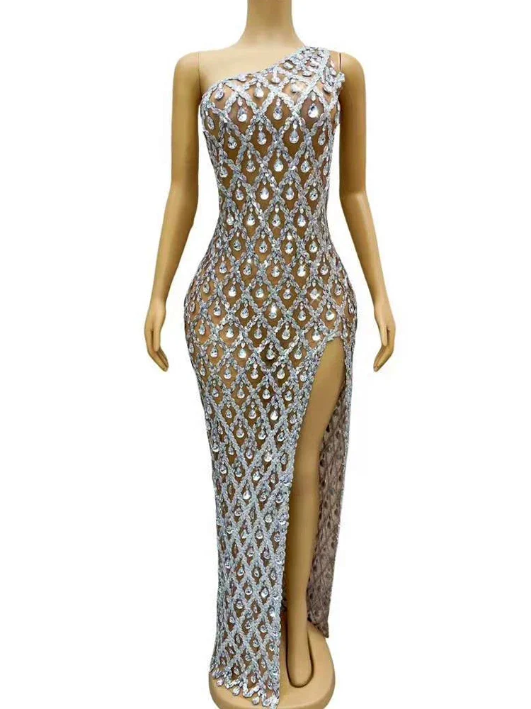 Женское вечернее платье со сверкающими кристаллами и серебряными блестками