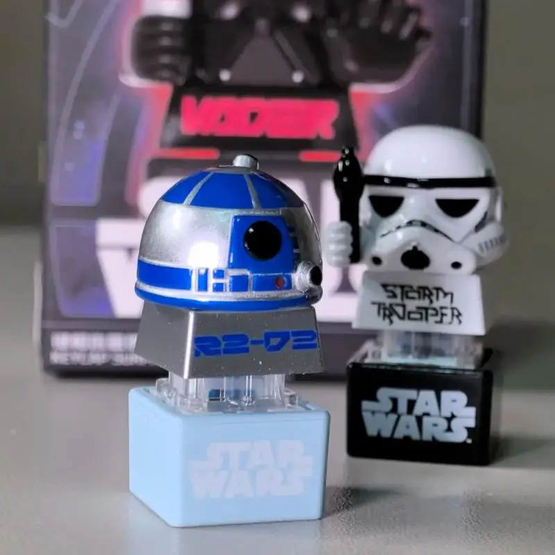 Фото В наличии: Оригинальные кейкапы-сюрпризы (Blind Box) с фигурками Боба, Дарта, Стирмтрупи, Люка, R2-D2, C-3PO, аниме-персонажи. Коллекционные фигурки для рабочего стола. Подарки-сюрпризы, игрушки. №2
