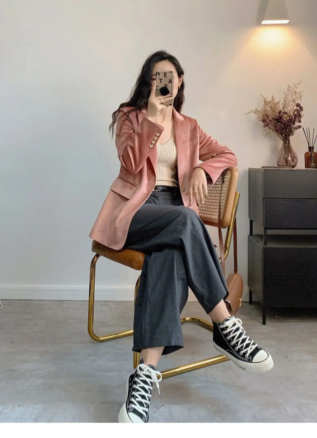 Женский вельветовый пиджак на одной пуговице розовый с длинными рукавами