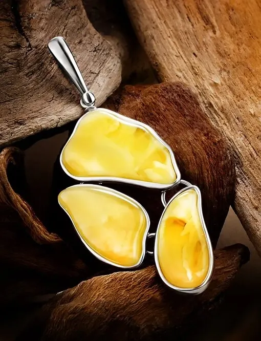 Необычный кулон из серебра и цельного медового янтаря «Тринидад»