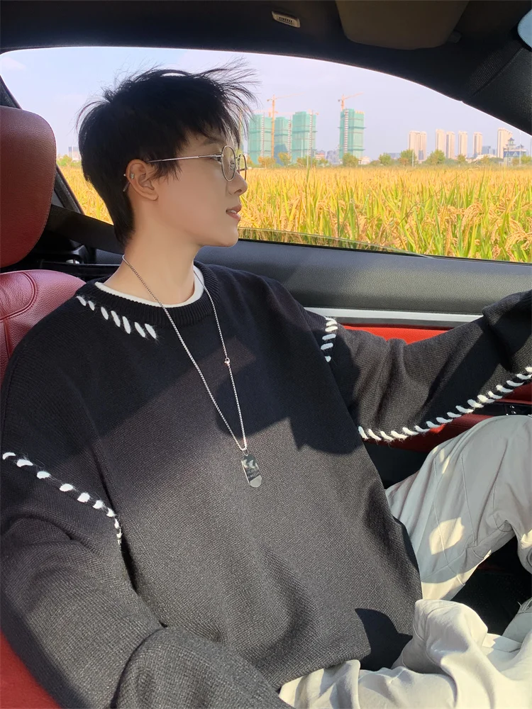 Свитер с открытой линией контрастного цвета и круглым вырезом мужской