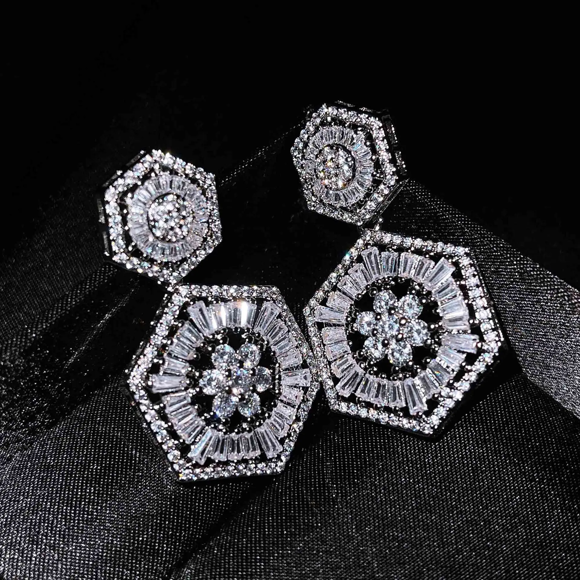 

Женские крупные серьги-гвоздики из Высокоуглеродистых бриллиантов с 6 сторон