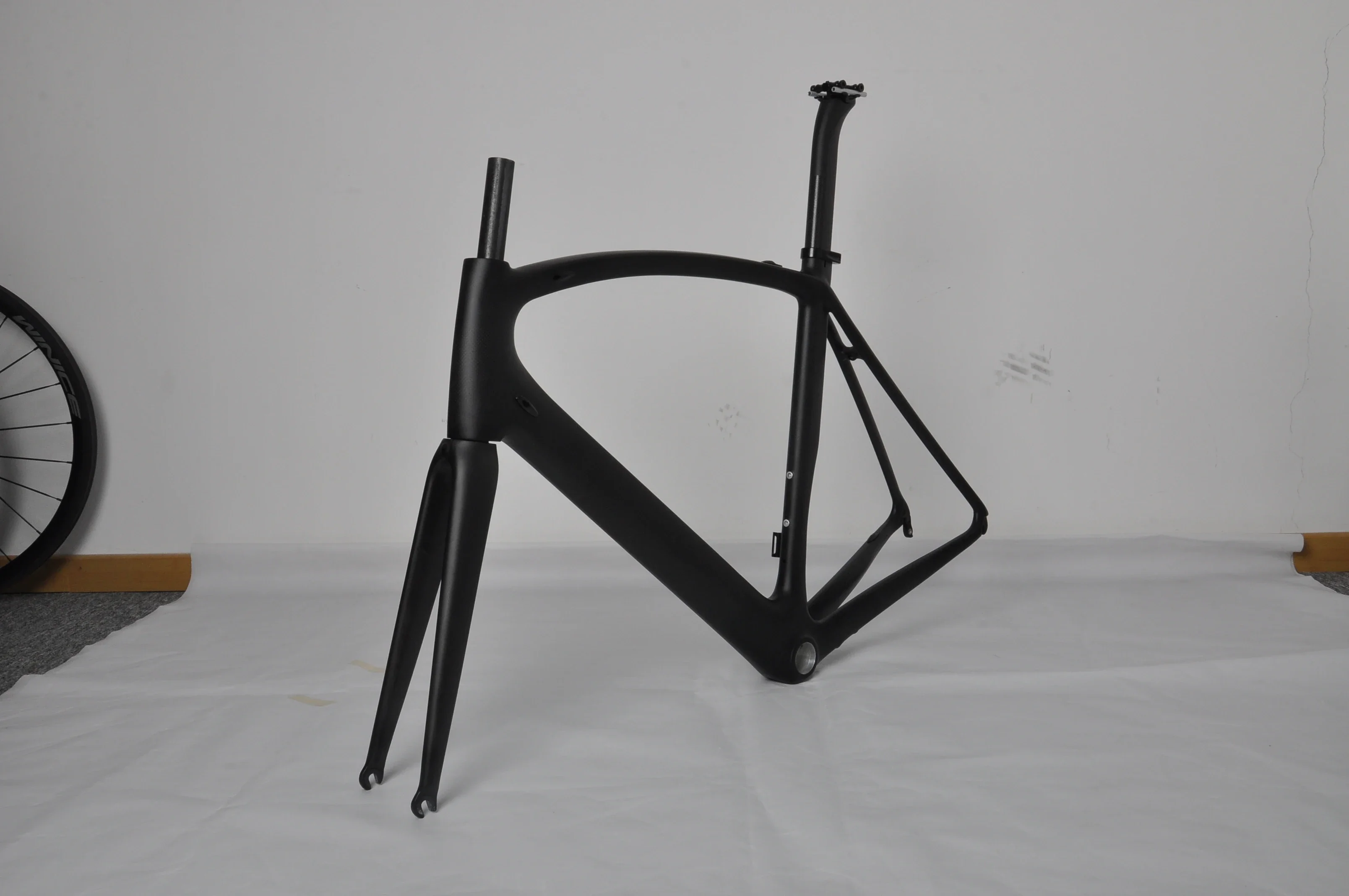 полностью карбоновая аэро дорожная рама с внутренним тросом шоссейного