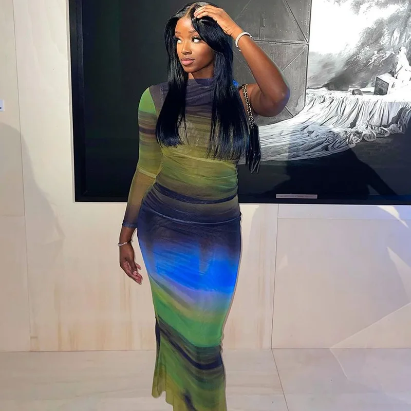 

Женское облегающее платье средней длины с круглым вырезом и длинным рукавом