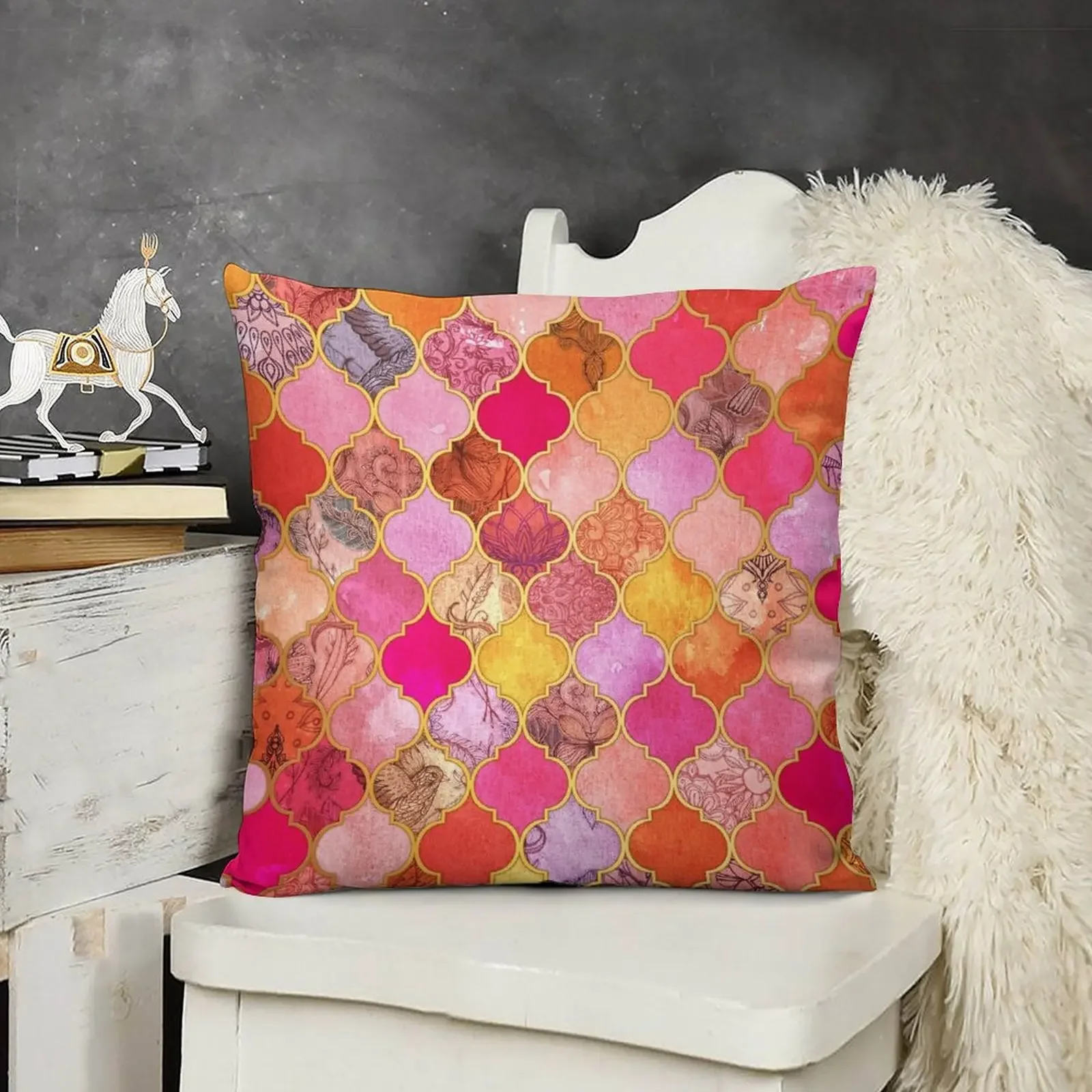 Ярко-розовый золотой мандариновый и темно-серый декоративный узор из