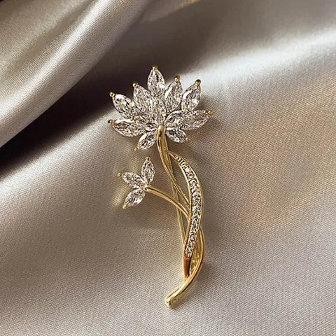 Женские броши в форме лотоса со стразами, значки с цветами, булавки, модные женские костюмы с растениями, офисные украшения-корсажи