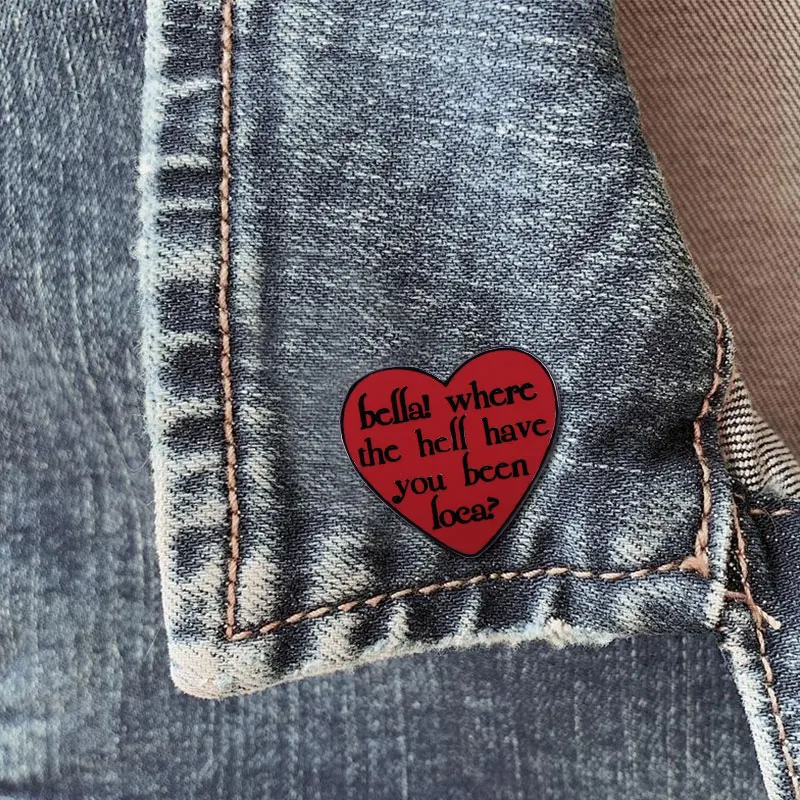 Эмалированная брошь в виде красного сердца Bella эмалированная с изображением