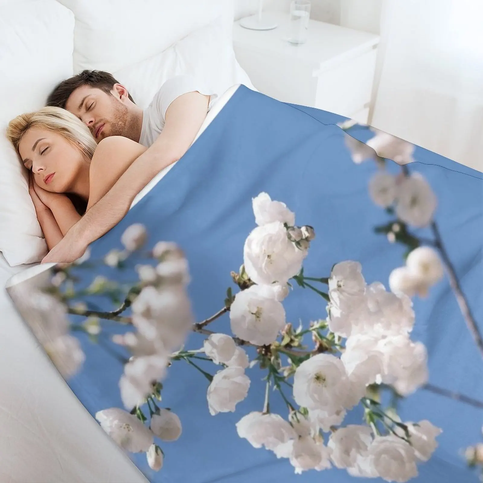 Маленькое белое дерево цветы сольное озеро город пледы декоративные диваны