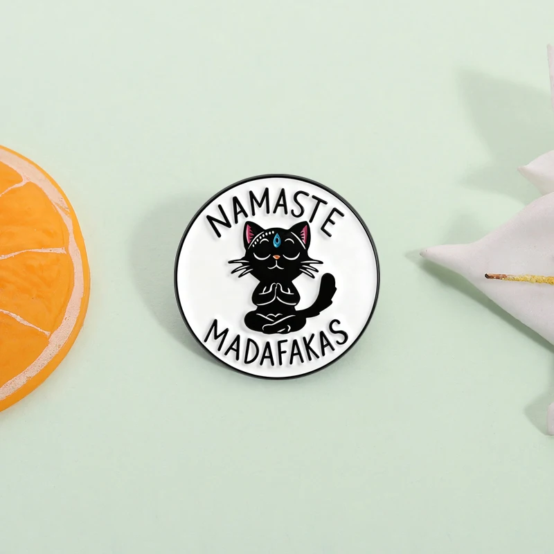 Фото Эмалированная булавка Namaste Madafakas, забавная брошь в стиле йоги, дзен, черный кот, брошь в виде животного, значок на лацкане, ювелирное изделие, подарок для любителей йоги, кошек, друзей №1