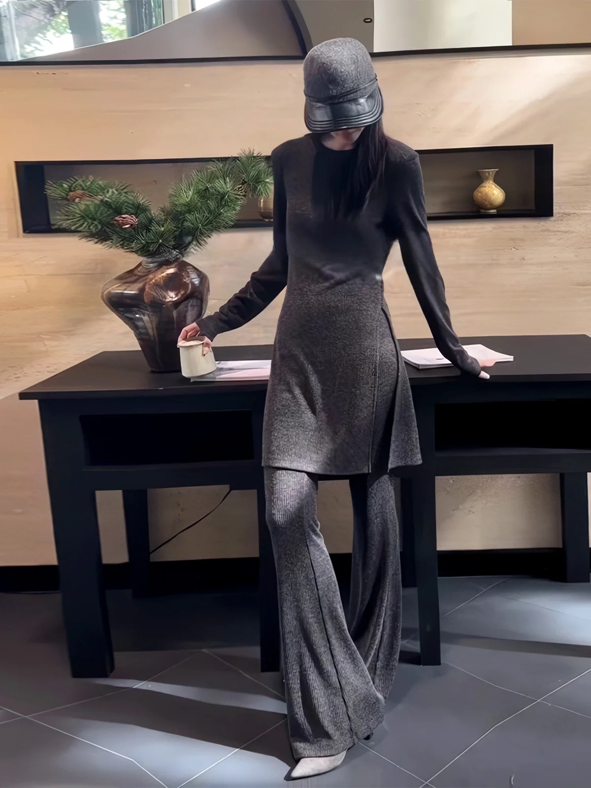 Ozhouzhan новинка осени 2025 ретро средней длины вязаный топ с разрезом широкие брюки