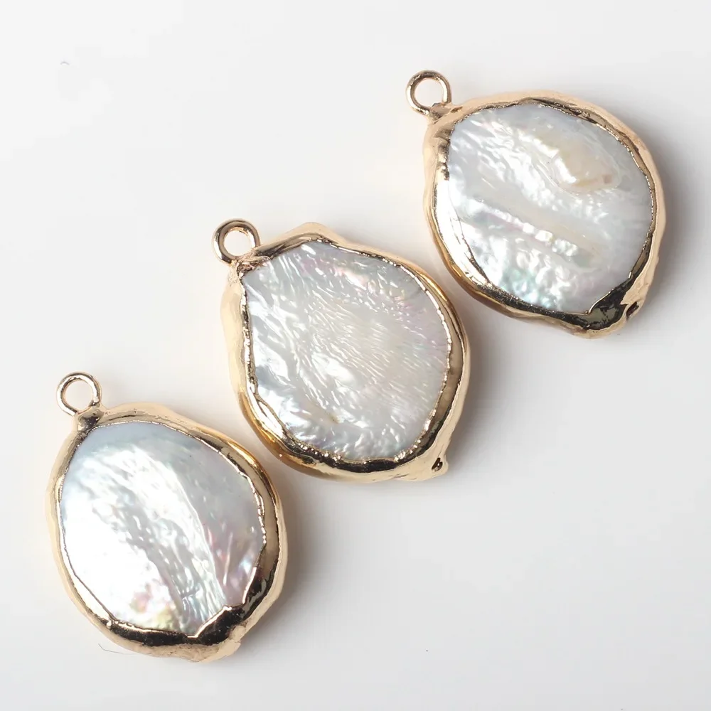 Круглый кулон в стиле барокко с натуральным жемчугом и золотыми краями браслет