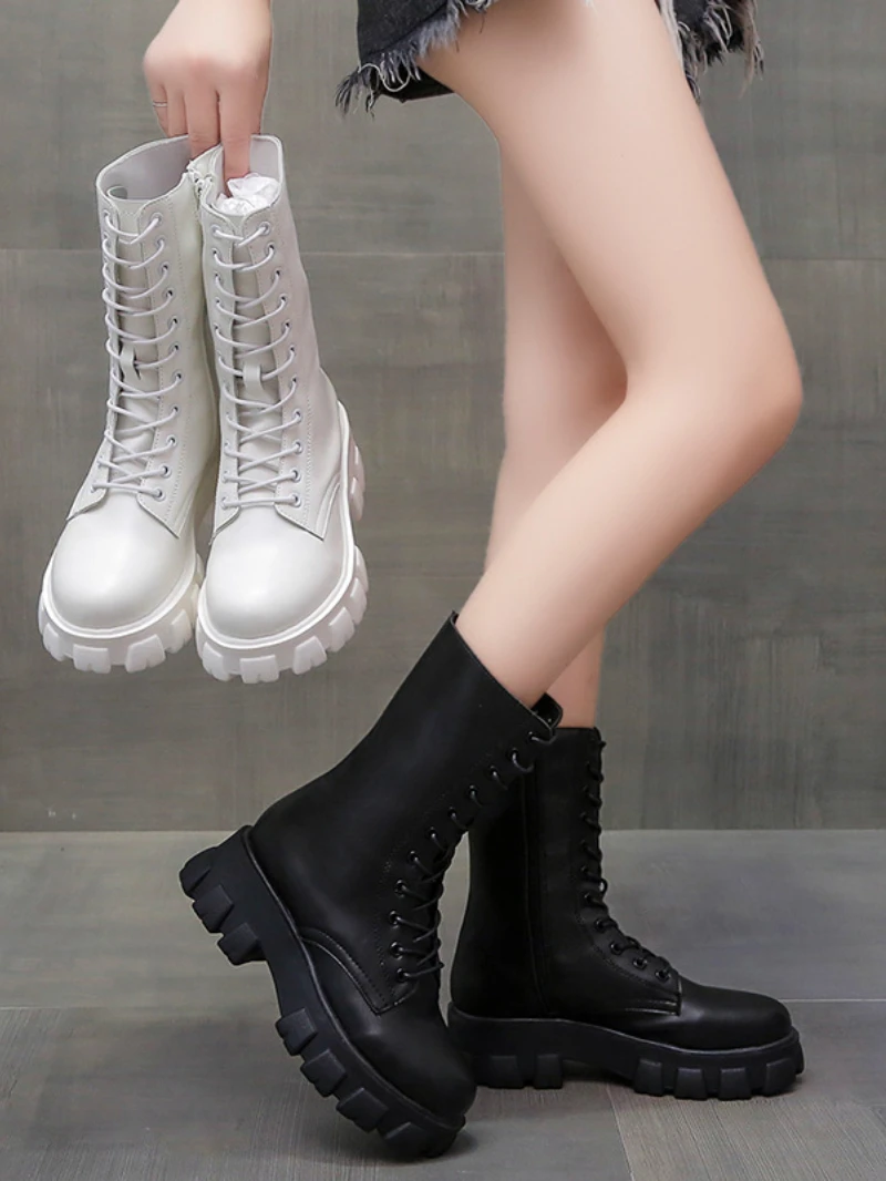 Женские ботинки до середины икры черные кожаные на платформе в стиле панк