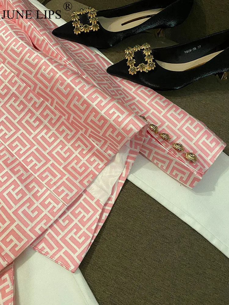 Женский жаккардовый блейзер с монограммой двубортный приталенный розовыми