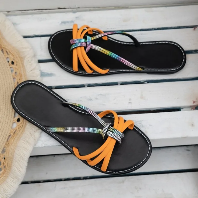 Сандалии женские на плоской подошве дышащие удобные босоножки со стразами