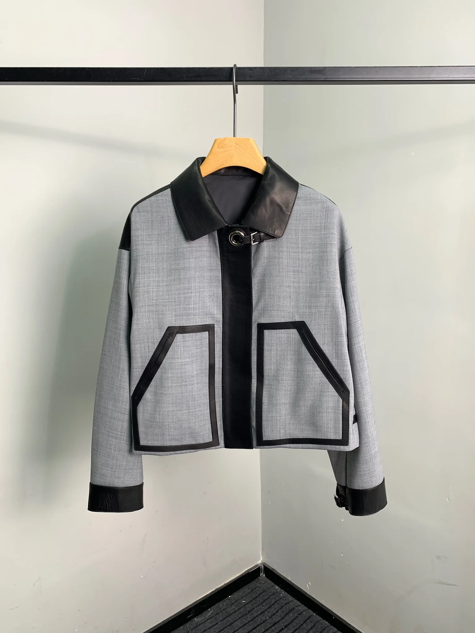 

Новое Плиссированное короткое пальто контрастных цветов из шерсти