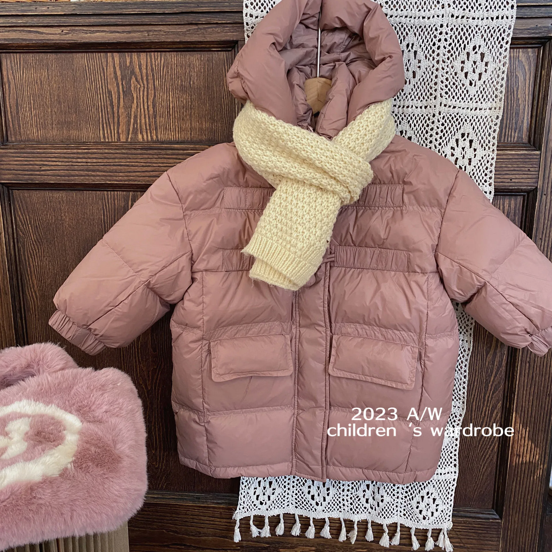 

Детский длинный пуховик средней длины, с капюшоном