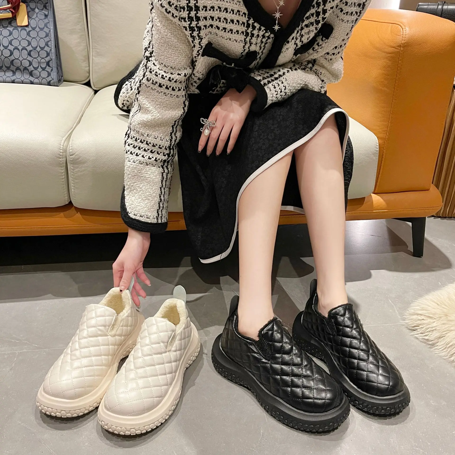 

Women Flat Shoes Boots PU Solid Color Short Plush Round Shape Thick Bottom Keep Warm Waterproof and Non Slip