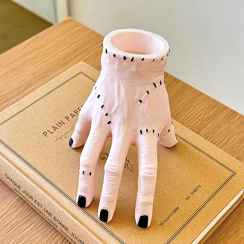 

Готический держатель для ручек