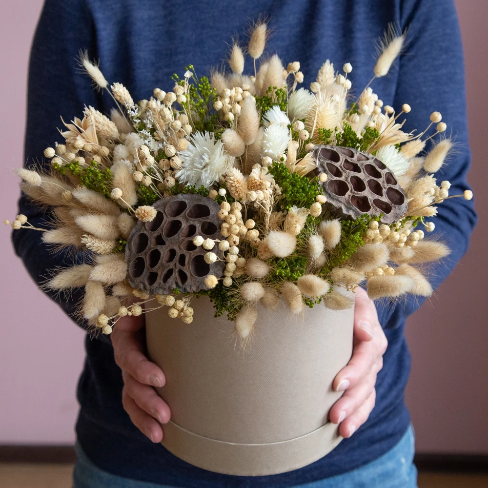 Букет из сухоцветов NATURAL FLOWER  в шляпной коробке, лотос, лагурус