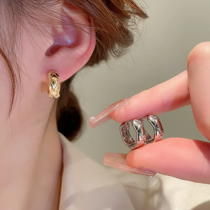 

Плиссированные серьги в форме ромба для женщин, металлические стильные женские серьги KAITIN светильник, роскошные изысканные модные ювелирные изделия 2023, повседневный подарок