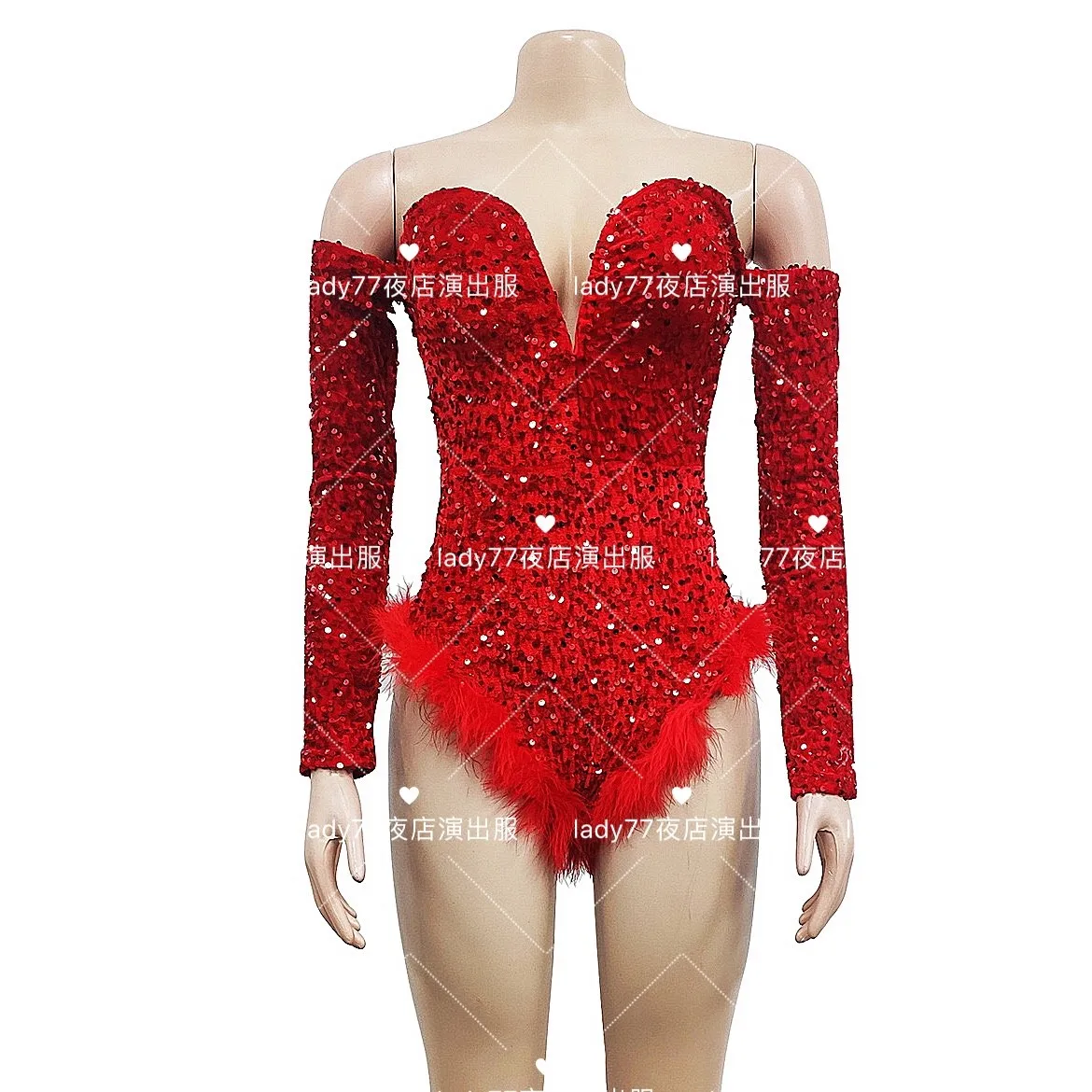 Женское платье с блестками белое боди высоким разрезом и перьями в европейском