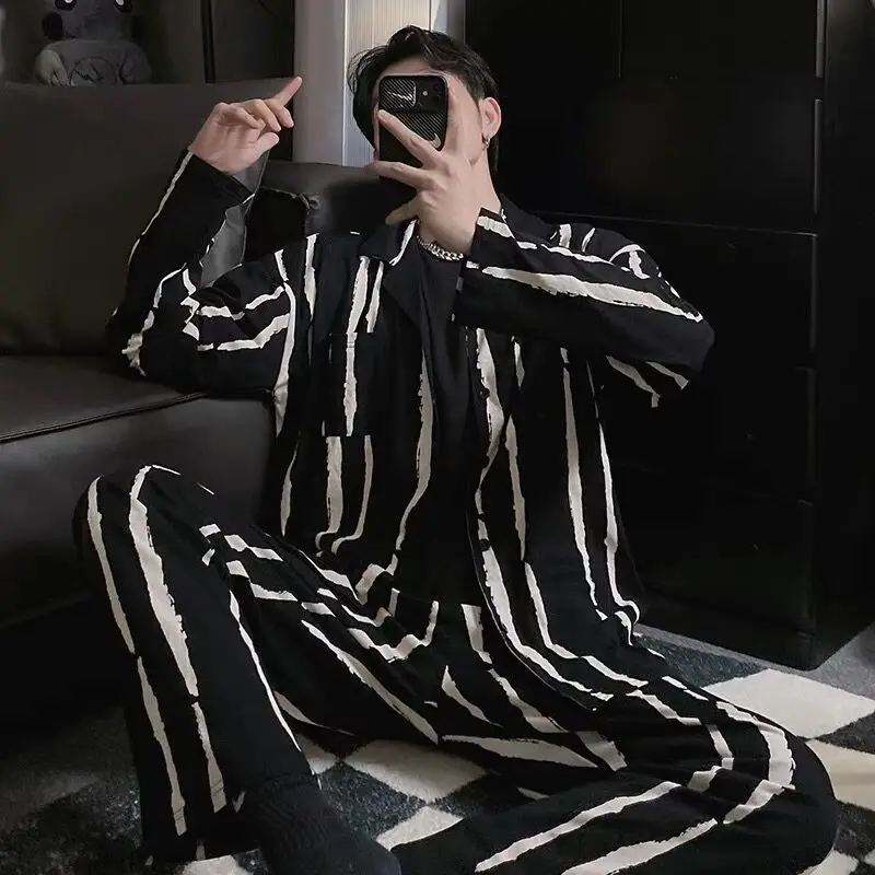 Violent bear couple pajamas spring and autumn cartoon cool long sleeve thin home service suit can be worn outside.