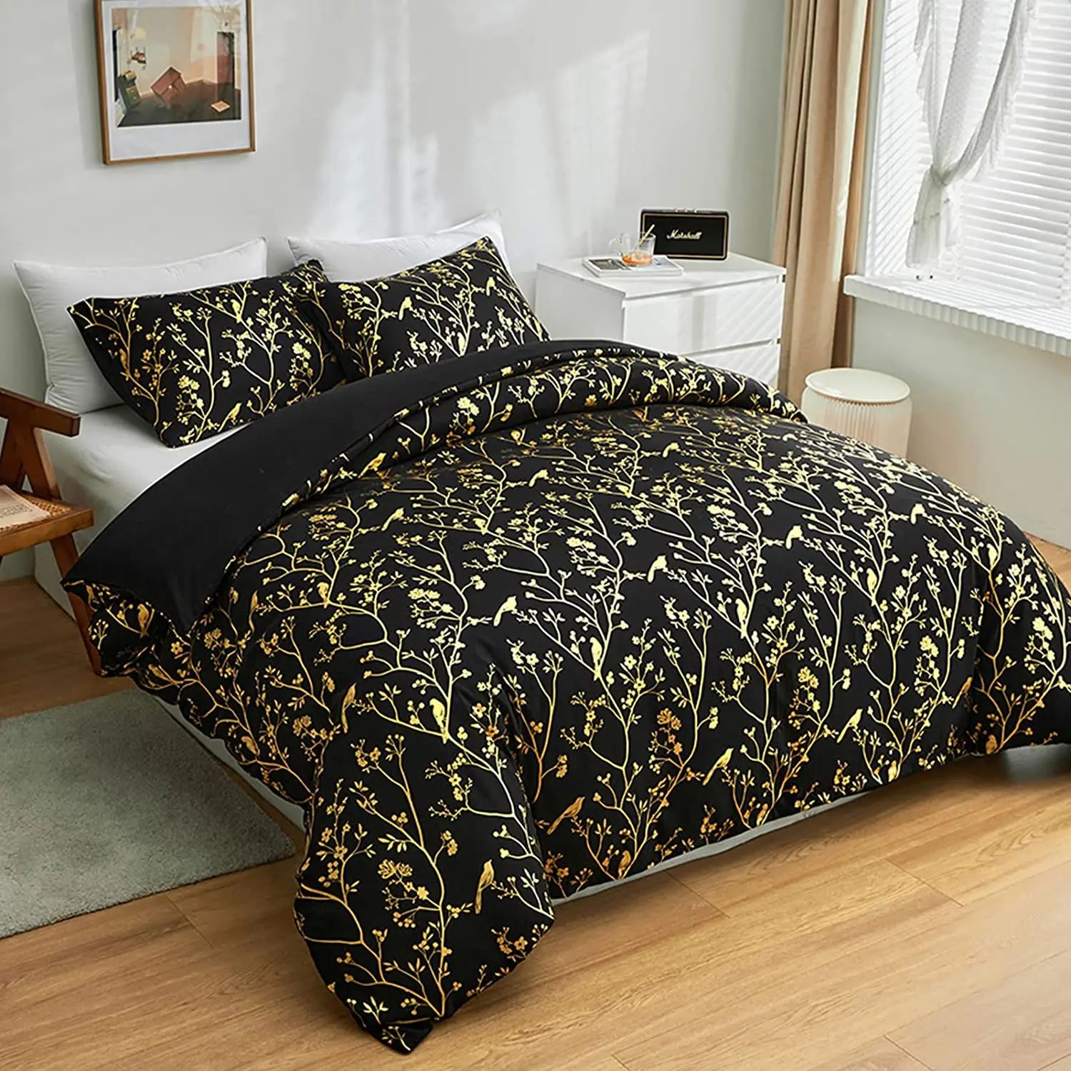 Комплект постельного белья с черным цветочным принтом |