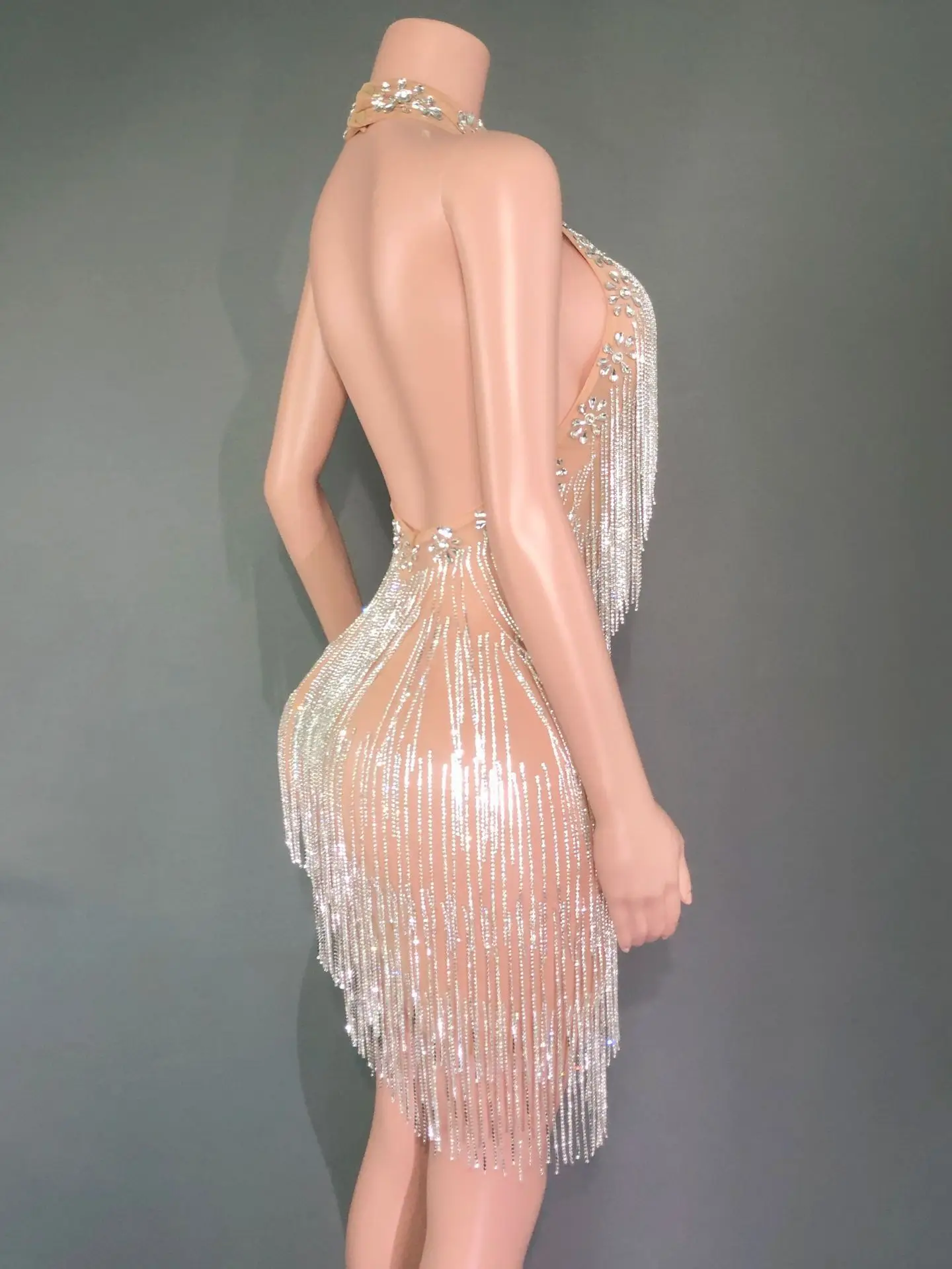 Блестящее платье с серебряными камнями и Белой Кисточкой телесного цвета для