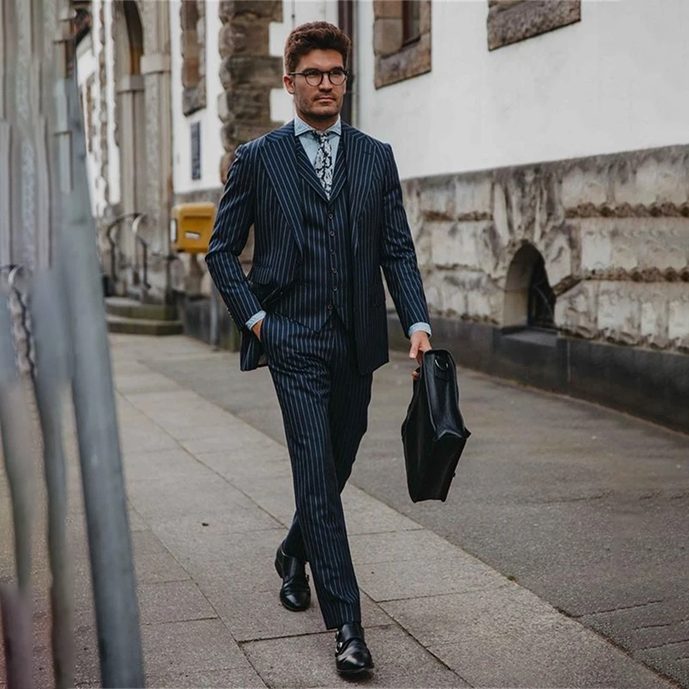 

Fashion Navy Blue Stripe Mens Suits For Groom Wedding Peaked Lapel Tuxedo 3 Piece Jacket Vest Pants Set Business Costume Homme
