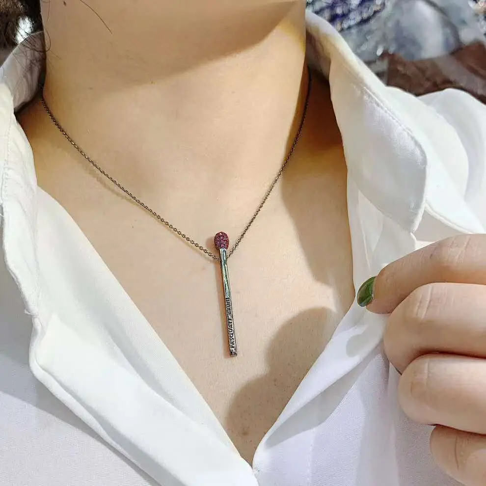 Женское колье с подвеской в виде микрофона кристаллами