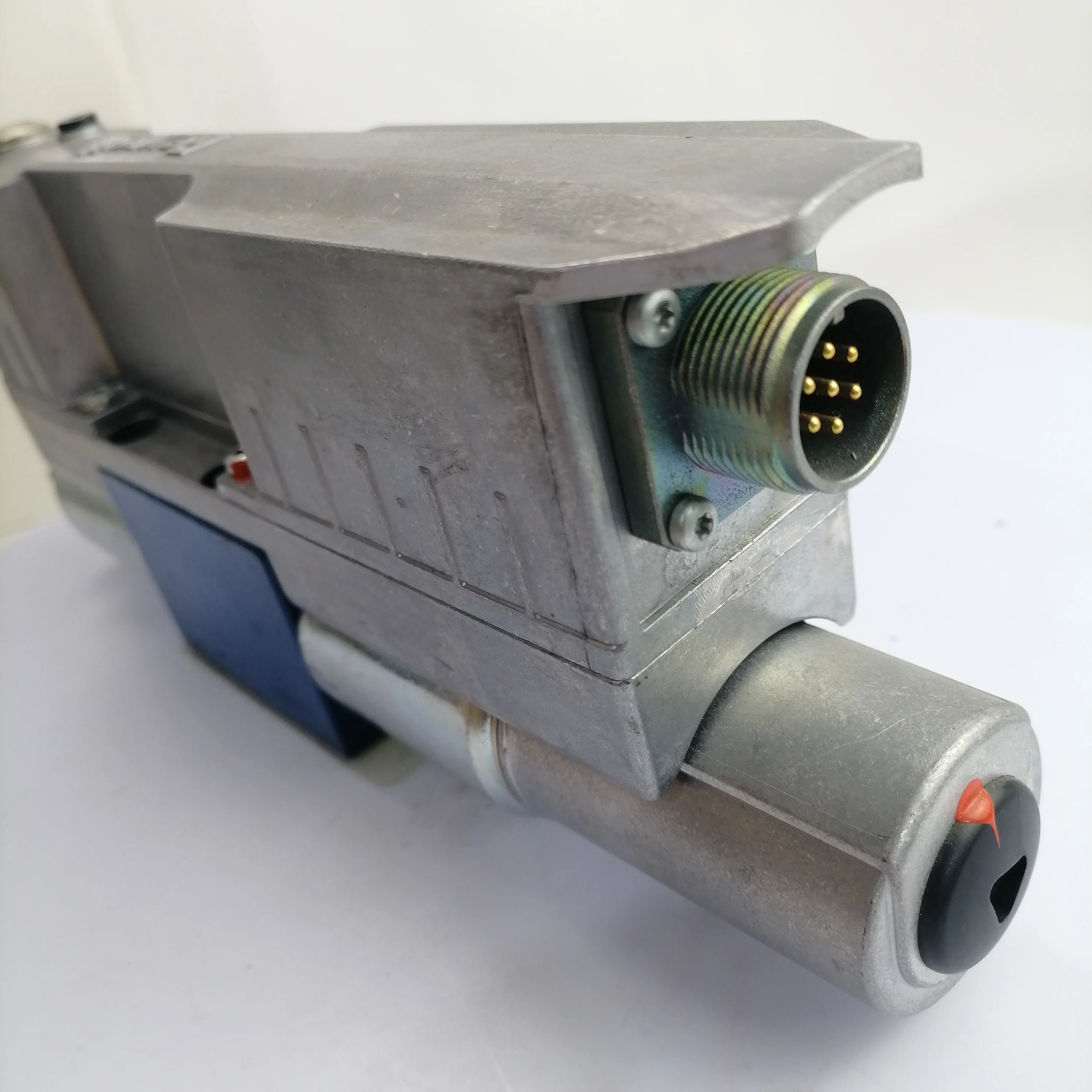 Пропорциональный распределительный клапан 4WREE Rexroth R 901496430 4WREE6E32-3X/V/24A1