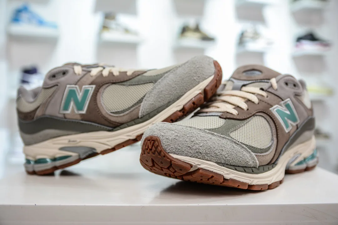 Противоскользящие и износостойкие беговые кроссовки New Balance NB 2002R серия CNY с