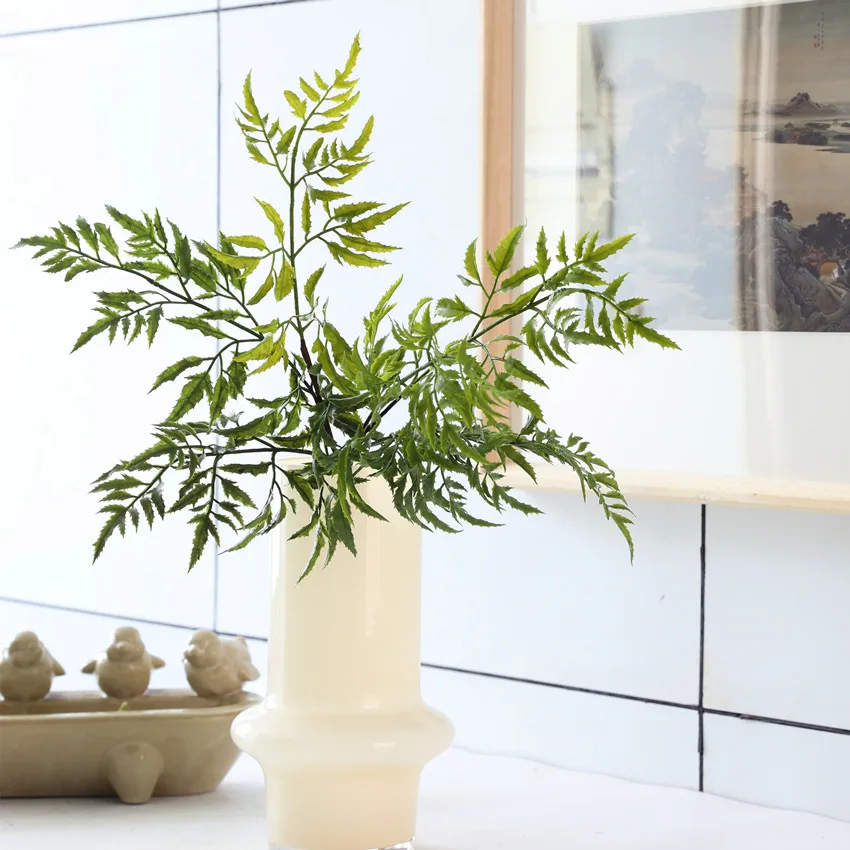 Искусственный пластиковый папоротник